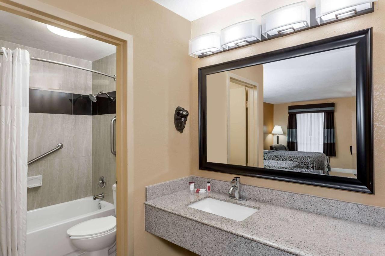 Days Inn By Wyndham Sarasota Bay Εξωτερικό φωτογραφία
