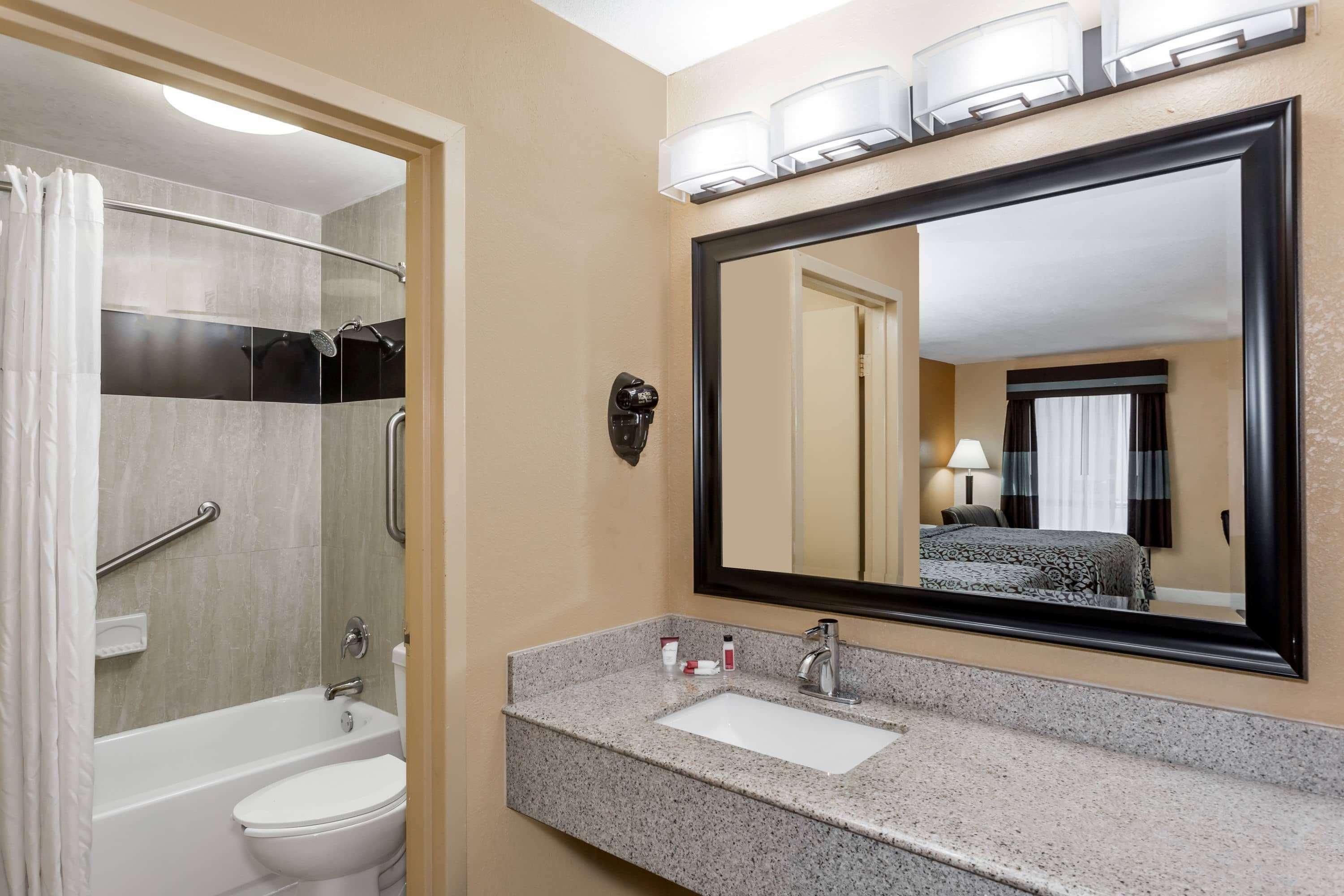 Days Inn By Wyndham Sarasota Bay Εξωτερικό φωτογραφία