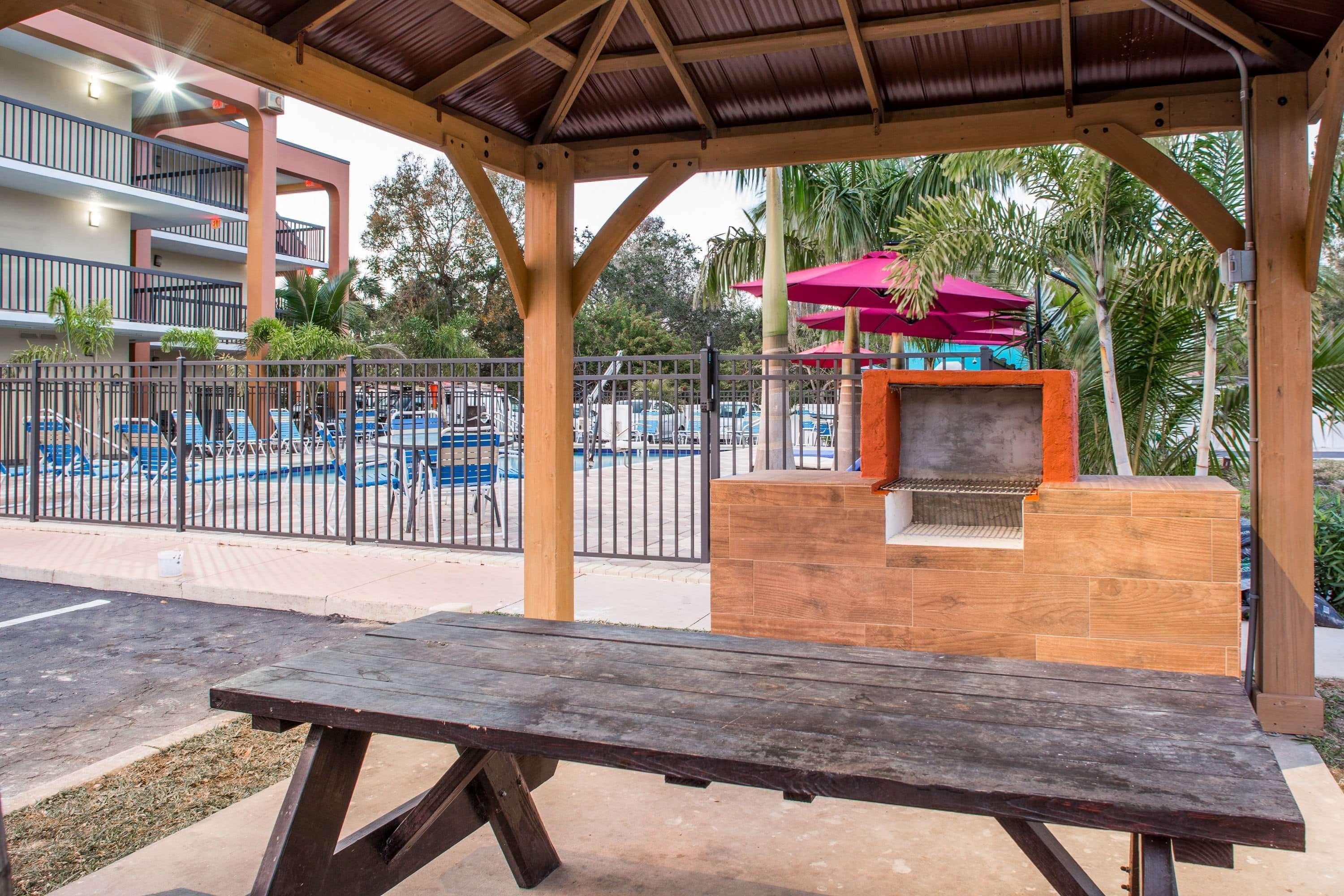 Days Inn By Wyndham Sarasota Bay Εξωτερικό φωτογραφία