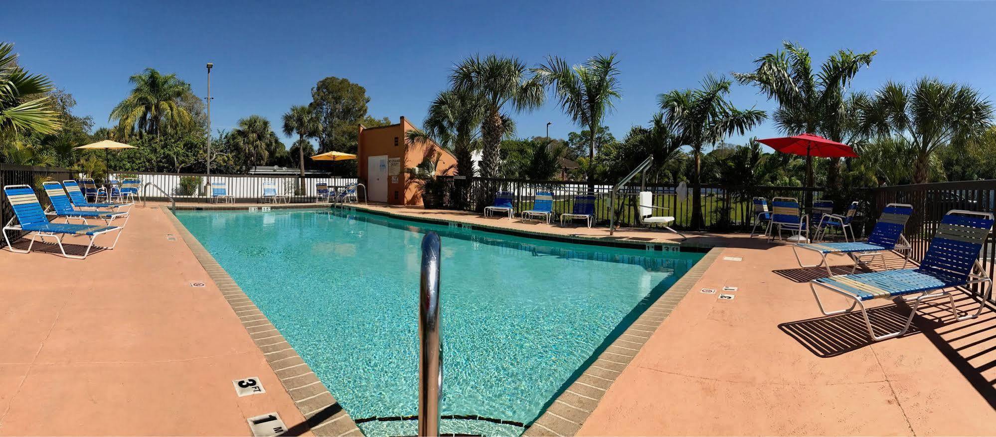 Days Inn By Wyndham Sarasota Bay Εξωτερικό φωτογραφία
