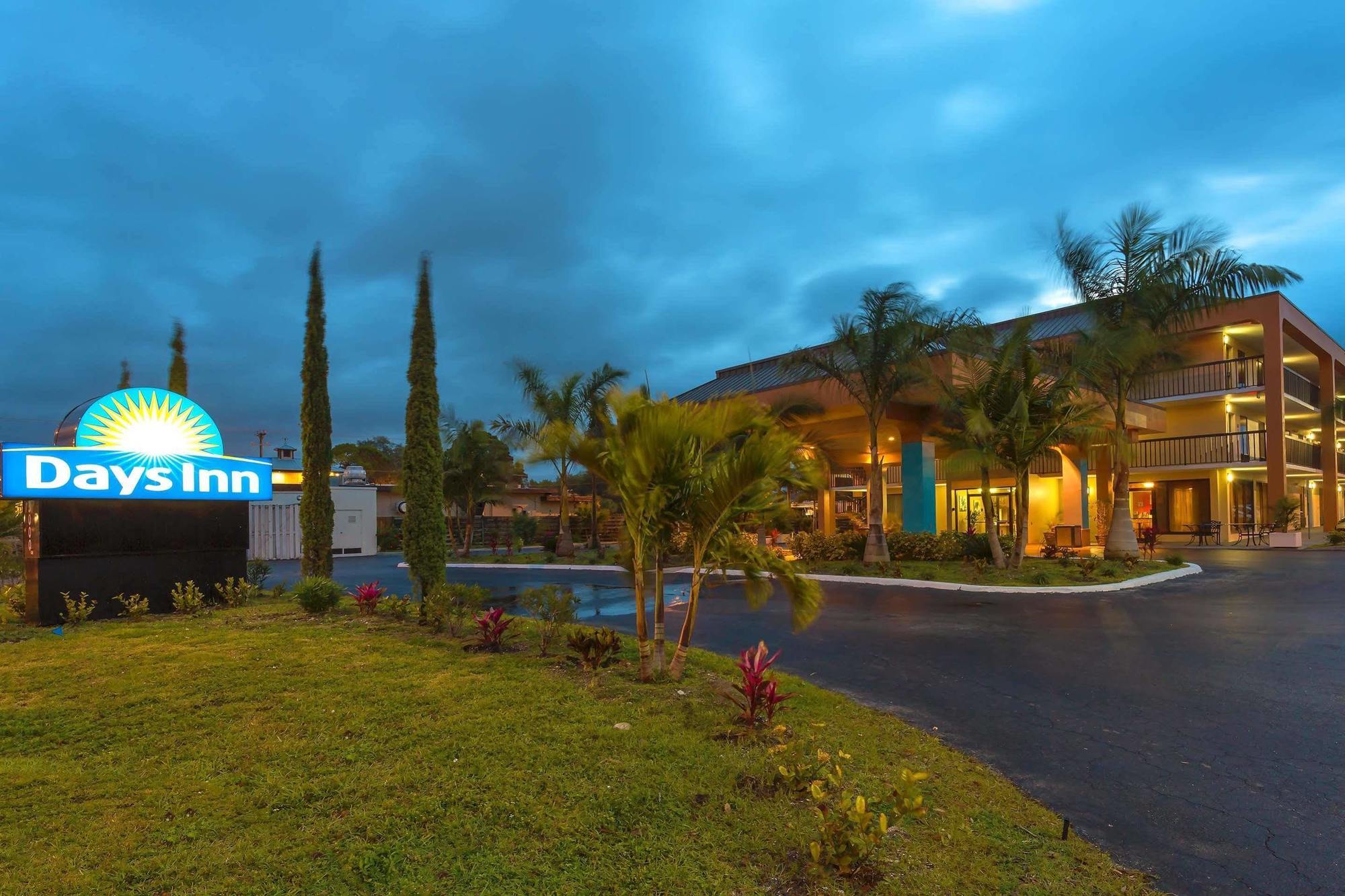 Days Inn By Wyndham Sarasota Bay Εξωτερικό φωτογραφία